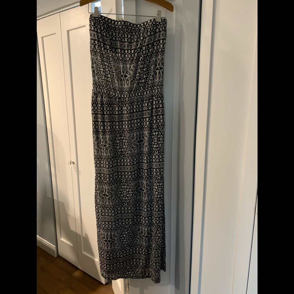 Velvet by Graham & Spencer strapless maxi dress. L